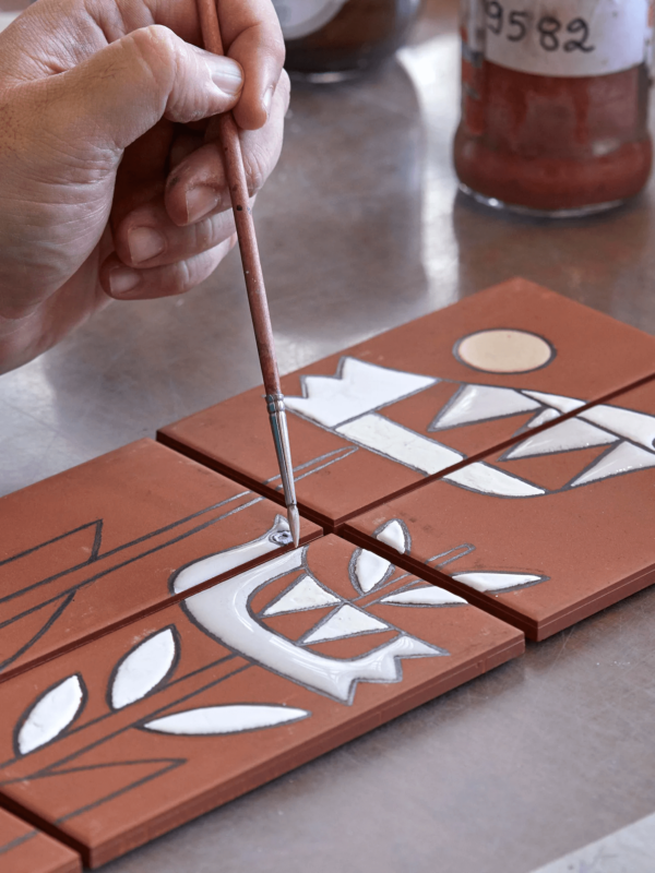 How to decorate a ceramic art tile